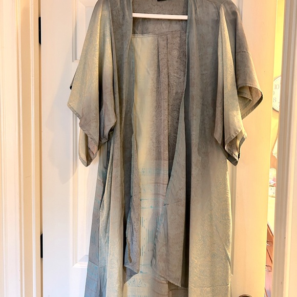 Beautiful green and blue patterned cover! - Picture 2 of 9